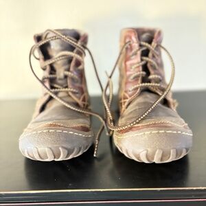 Born leather boots, rubber treaded soles; lace up, kids